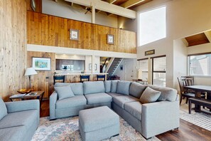 Fernseher, Kamin, DVD-Player