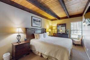 2 bedrooms, iron/ironing board, WiFi, bed sheets - Lakeside luxury meets mountain adventure in the heart of Tahoe! (South Lake Tahoe)