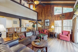 Fernseher, Kamin, DVD-Player