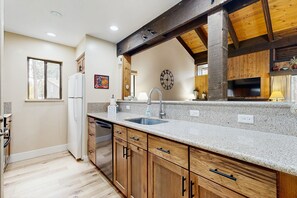 Køleskab, mikrobølgeovn, ovn, kogeplade