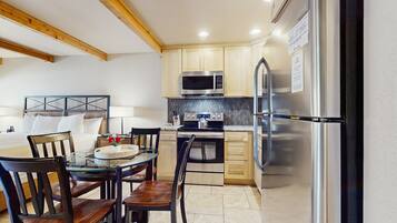 Réfrigérateur, micro-ondes, four, plaque de cuisson