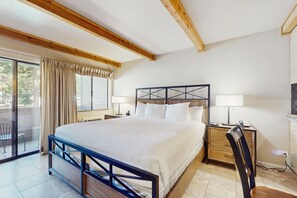 Tabla de planchar con plancha, internet y ropa de cama
