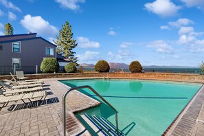 A heated pool - Cozie home with a stone fireplace near Ski Run Marina/new mini split a/c (South Lake Tahoe)