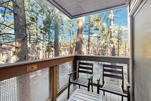 Property grounds - Cozie home with a stone fireplace near Ski Run Marina/new mini split a/c (South Lake Tahoe)
