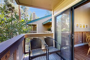 Property grounds - Outdoor adventure abounds at this 3-story resort home with a private beach (South Lake Tahoe)