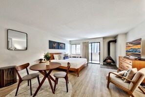 1 bedroom, iron/ironing board, Internet, bed sheets - Delight in luxe amenities at this newly remodeled Lakeland Village studio (South Lake Tahoe)