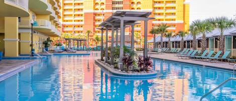 Een buitenzwembad, een verwarmd zwembad