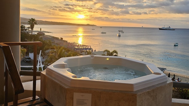 Ein Whirlpool mit Blick auf das Meer und den Sonnenuntergang.