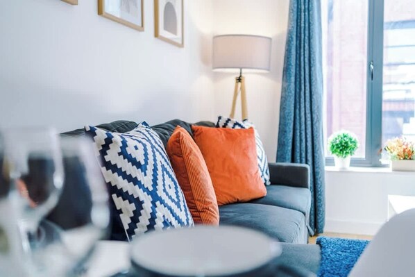 Una televisión, una oficina