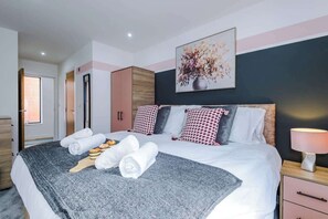 2 bedrooms, iron/ironing board, WiFi, bed sheets - Stunning & Stylish apartment, City Centre, Sleep 6 (Birmingham)