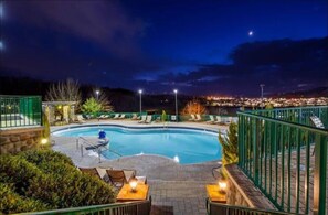 Una piscina cubierta, una piscina al aire libre