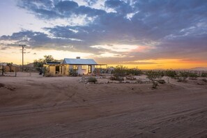 Exterior - Stardance Vista peaceful desert home w 360 views (Landers)