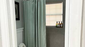 Een haardroger, handdoeken, zeep, shampoo