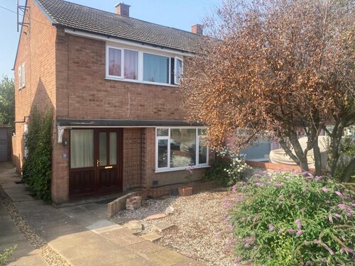 Stunning 3 -bed Semi Detached House in Cambridge