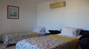 1 habitación, tabla de planchar con plancha, wifi gratis y ropa de cama 
