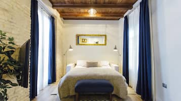 Deluxe Room | Living area | 45-inch flat-screen TV with digital channels, Netflix, Hulu