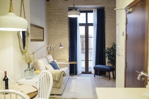 غرفة علوية حصرية | منطقة المعيشة | تلفزيون بشاشة مسطحة، برامج وأفلام نتفليكس، هولو، خدمات بث