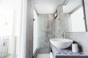 Deluxe-Maisonette | Badezimmer | Dusche, Regendusche, Haartrockner, Handtücher