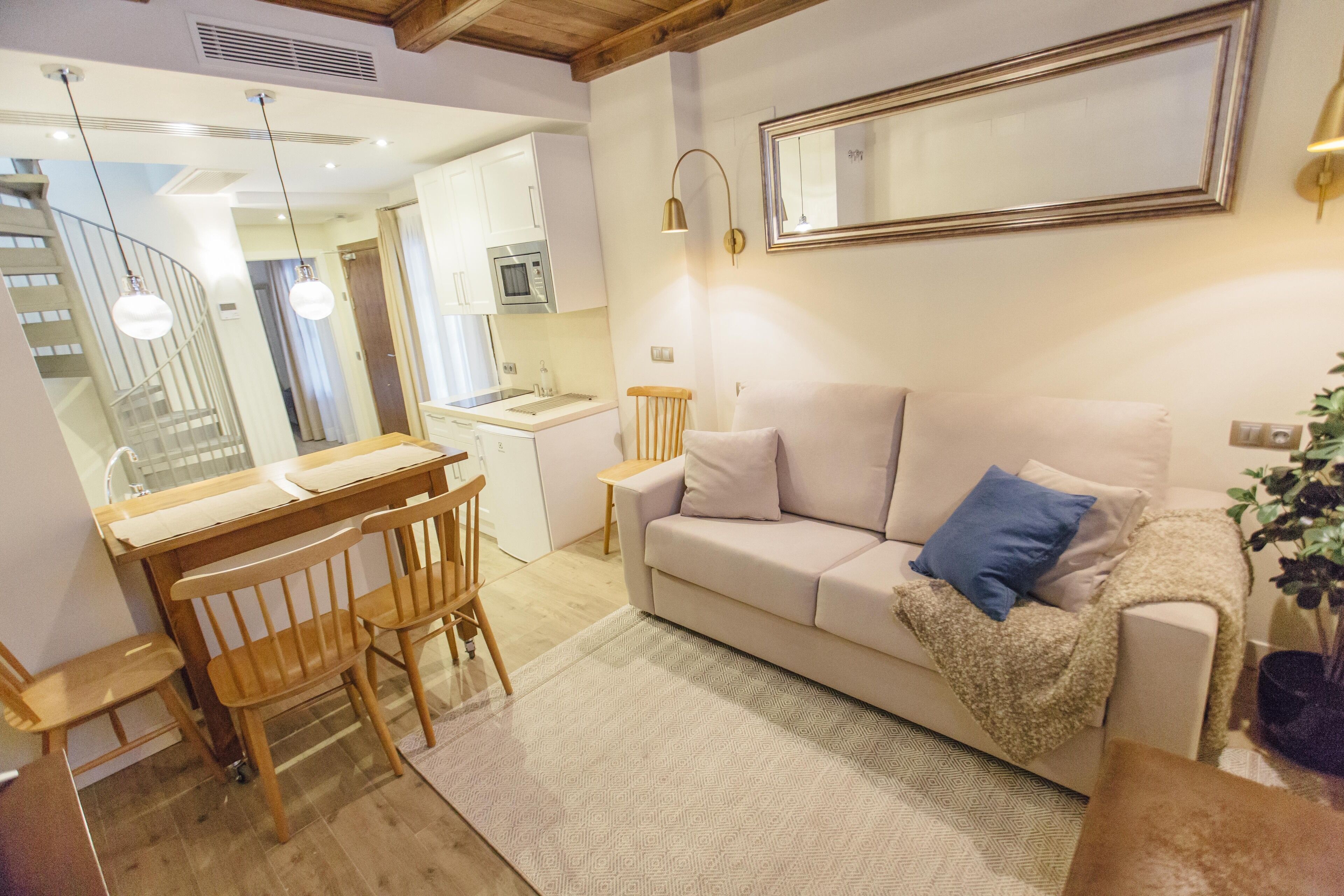 ห้องดีลักซ์ดูเพล็กซ์ | เครื่องนอนป้องกันสารก่อภูมิแพ้, ผ้านวมขนเป็ด, เตียงเมมโมรีโฟม