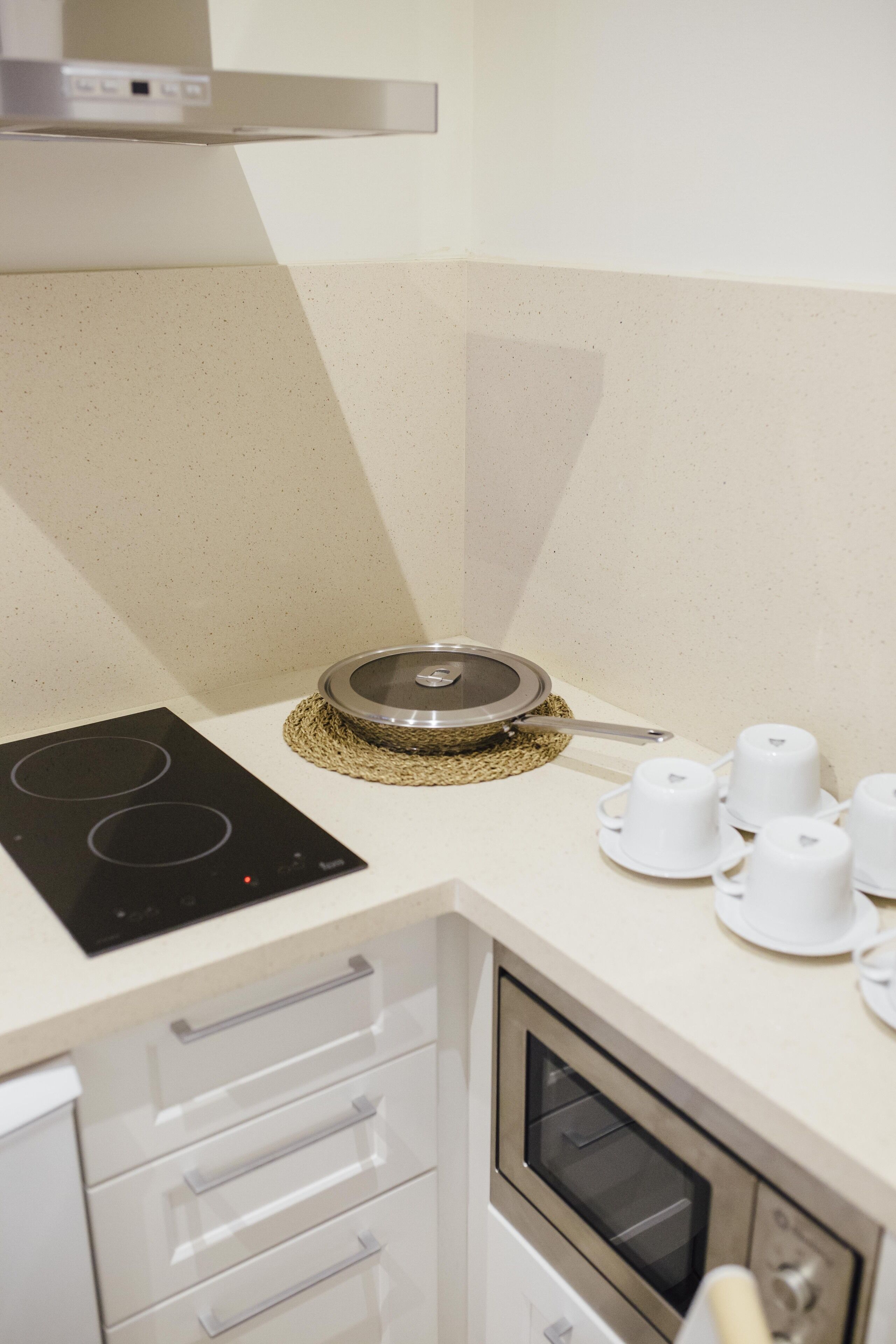 Une cuisine équipée d’une cuisinière, d’un four et d’un four à micro-ondes intégrés.