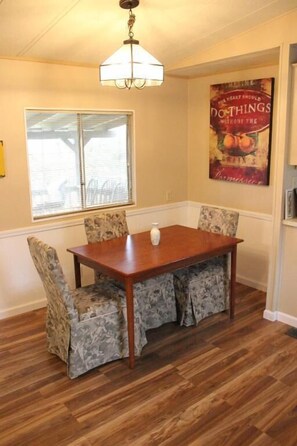 Dining - St Anna's House (Yokuts Valley)