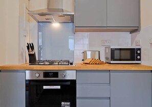 Refrigerador, microondas, horno y parrilla de estufa 