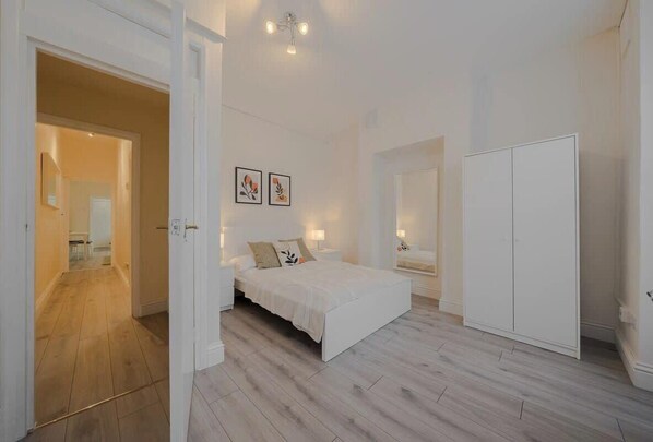 2 habitaciones, tabla de planchar con plancha, cuna de viaje y wifi