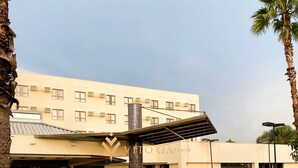 A hotel with a modern design, featuring a flat facade, large windows, and a covered entrance area. - Elegance Suites Franca (Franca)
