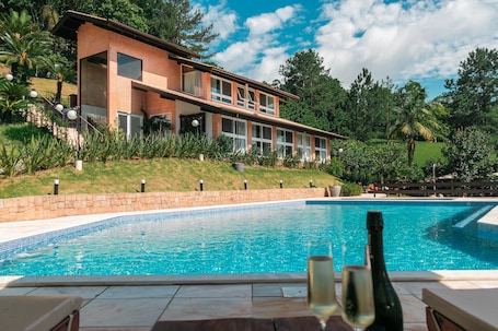 Una piscina al aire libre