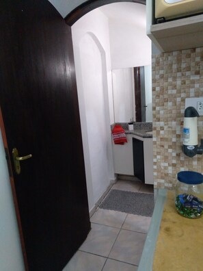 Studio | Private kitchen | Fridge, microwave, cookware/dishes/utensils, cleaning supplies - Rua Anápolis (Guarulhos)