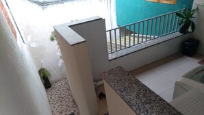 A multi-level interior with a staircase, tiled flooring, and a balcony with a railing. - Rua Anápolis (Guarulhos)