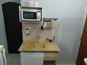 Studio | Eget kjøkken | Kjøleskap, mikrobølgeovn, kjøkkenutstyr og rengjøringsutstyr