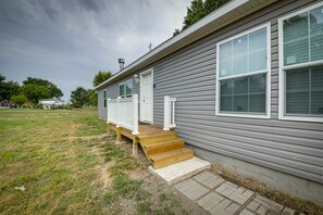 Exterior - Efficiently Equipped Lewis Home: Deck & Gas Grill! (Lewis)