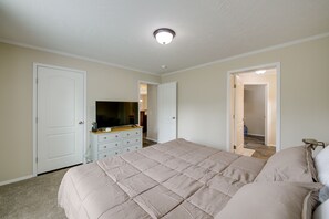3 bedrooms, WiFi, bed sheets - Efficiently Equipped Lewis Home: Deck & Gas Grill! (Lewis)