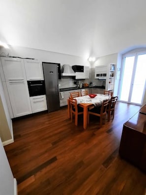 Réfrigérateur, un four, surface de cuisson, lave-vaisselle