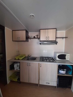 Fridge, microwave, oven, coffee/tea maker