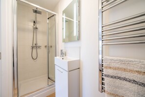 Combined shower/tub, towels - The Sheiling - Three Bedroom House, Sleeps 6 (Woolacombe)