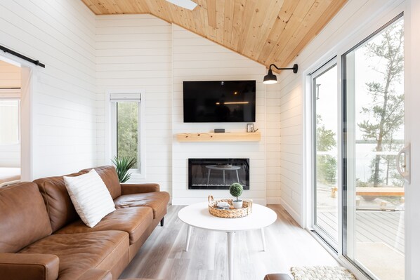 Smart TV, fireplace, books - LAKEFRONT COTTAGE WITH GREAT VIEWS, FULL KITCHEN, & STARLINK Wi-Fi (Betula Lake)