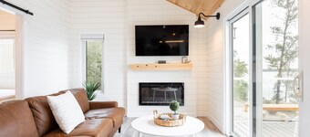 LAKEFRONT COTTAGE WITH GREAT VIEWS, FULL KITCHEN, & STARLINK Wi-Fi