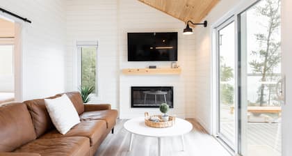 LAKEFRONT COTTAGE WITH GREAT VIEWS, FULL KITCHEN, & STARLINK Wi-Fi