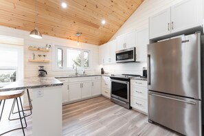 Fridge, microwave, oven, stovetop - LAKEFRONT COTTAGE WITH GREAT VIEWS, FULL KITCHEN, & STARLINK Wi-Fi (Betula Lake)