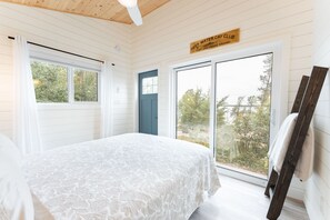3 bedrooms, free WiFi, bed sheets - LAKEFRONT COTTAGE WITH GREAT VIEWS, FULL KITCHEN, & STARLINK Wi-Fi (Betula Lake)