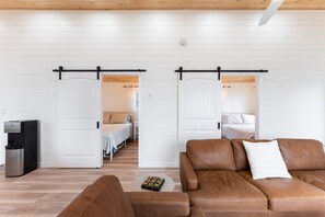 3 bedrooms, free WiFi, bed sheets - LAKEFRONT COTTAGE WITH GREAT VIEWS, FULL KITCHEN, & STARLINK Wi-Fi (Betula Lake)