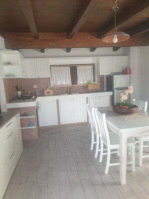 Kühlschrank, Ofen, Herdplatte, Geschirrspüler