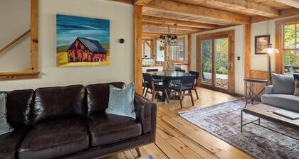 4BR Classic Vermont Cabin w/ Fireplace, A/C, & Grill — 10 min to Stowe Village