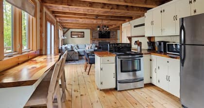 4BR Classic Vermont Cabin w/ Fireplace, A/C, & Grill — 10 min to Stowe Village
