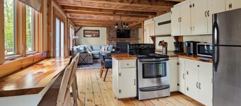 4BR Classic Vermont Cabin w/ Fireplace, A/C, & Grill — 10 min to Stowe Village