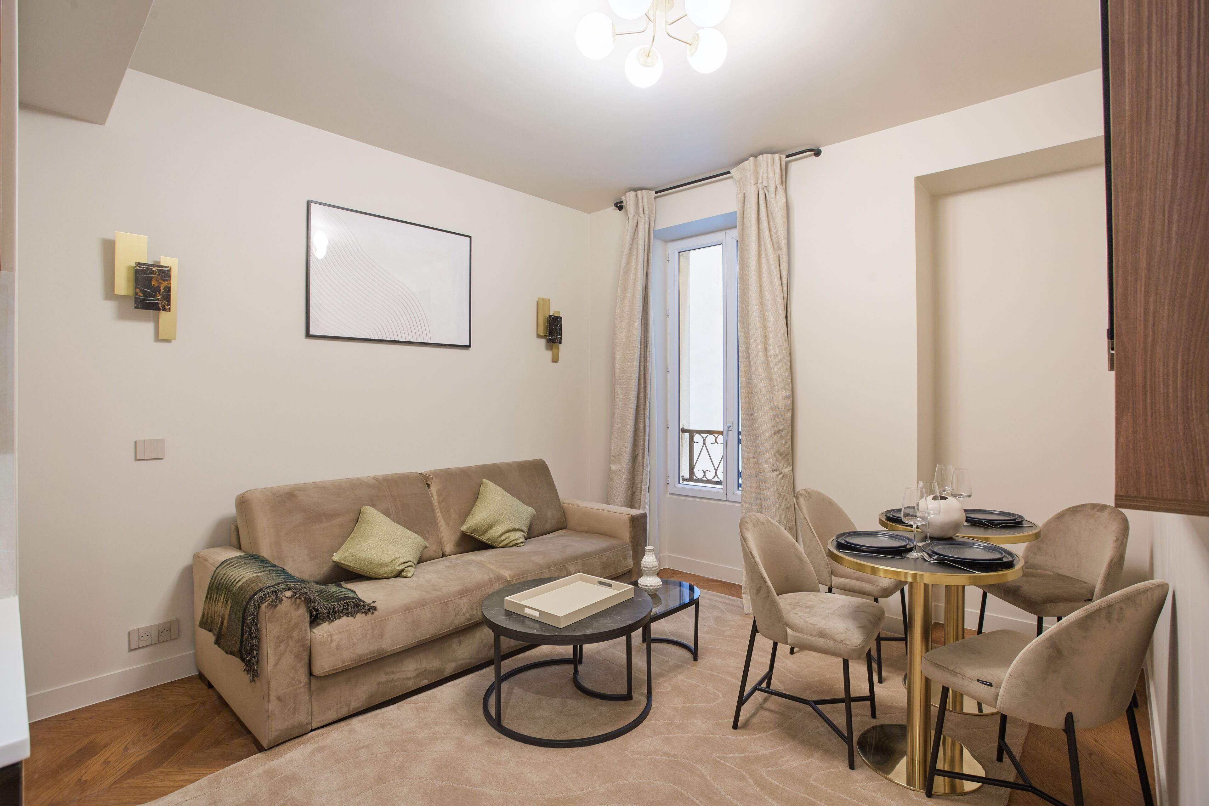 Een moderne woonkamer met een bank, een salontafel en een eethoek met stoelen en een tafel.