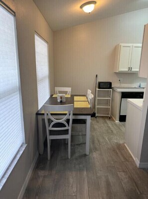 Dining - Less than one mile to UF, downtown, and the Swamp (Gainesville)