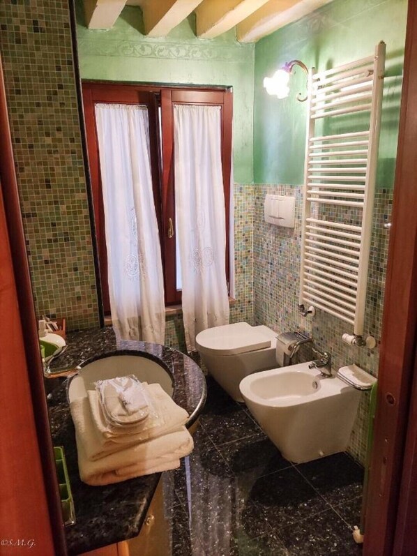 Dusche, Haartrockner, Bidet, Handtücher